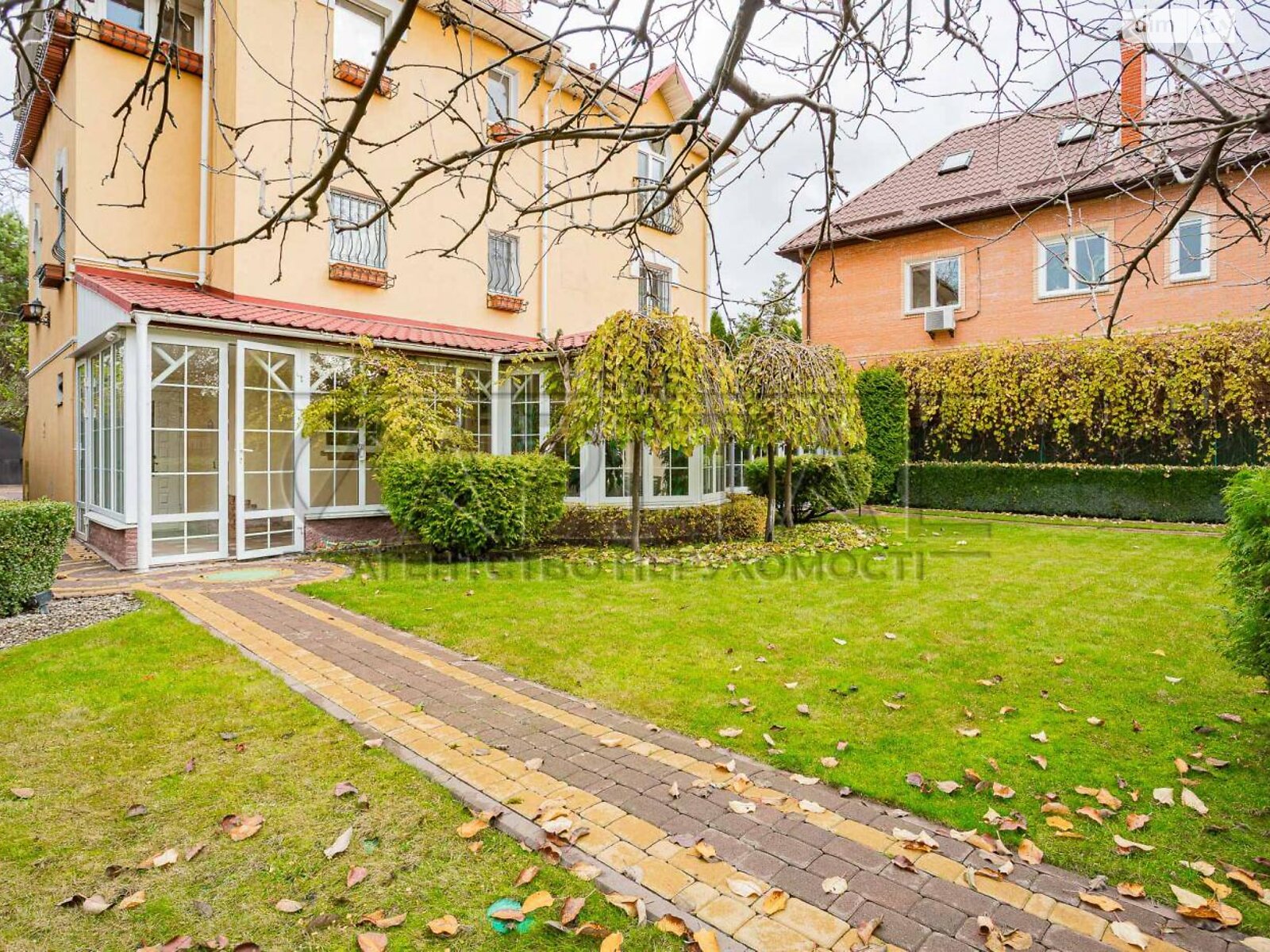 триповерховий будинок з верандою, 220 кв. м, кирпич. Здається помісячно в Києві, в районі Нижні сади фото 1 трипроверховий будинок з верандою, 220 кв. м, кирпич. Здається помісячно в Києві, в районі Нижні сади фото 1