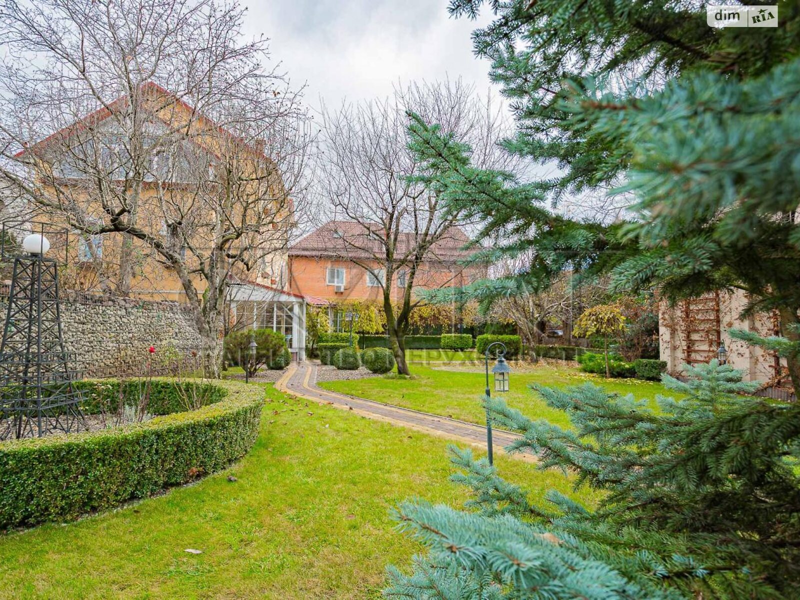 триповерховий будинок з верандою, 220 кв. м, кирпич. Здається помісячно в Києві, в районі Нижні сади фото 1 трипроверховий будинок з верандою, 220 кв. м, кирпич. Здається помісячно в Києві, в районі Нижні сади фото 1