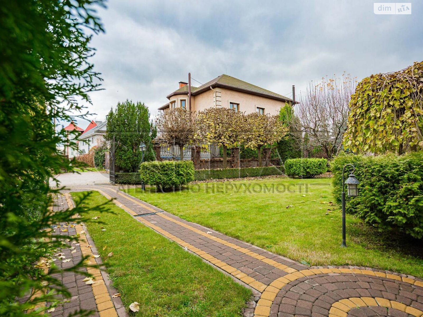 триповерховий будинок з верандою, 220 кв. м, кирпич. Здається помісячно в Києві, в районі Нижні сади фото 1 трипроверховий будинок з верандою, 220 кв. м, кирпич. Здається помісячно в Києві, в районі Нижні сади фото 1