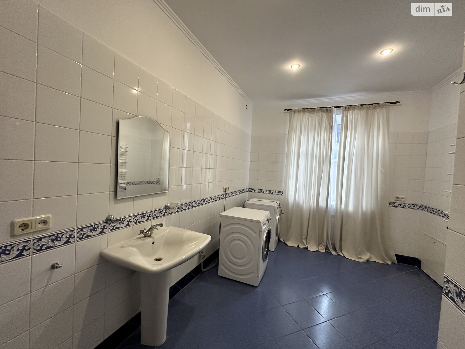 триповерховий будинок з гаражем, 450 кв. м, цегла. Здається помісячно в Києві, в районі Нивки фото 1 трипроверховий будинок з гаражем, 450 кв. м, цегла. Здається помісячно в Києві, в районі Нивки фото 1