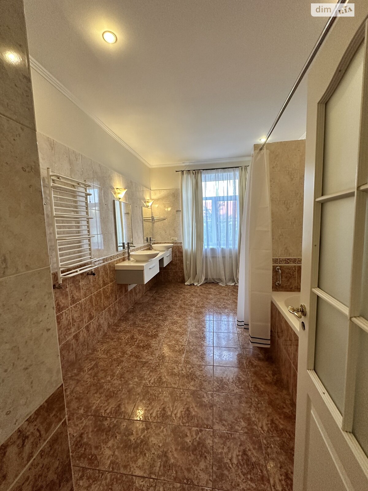 триповерховий будинок з гаражем, 450 кв. м, цегла. Здається помісячно в Києві, в районі Нивки фото 1 трипроверховий будинок з гаражем, 450 кв. м, цегла. Здається помісячно в Києві, в районі Нивки фото 1