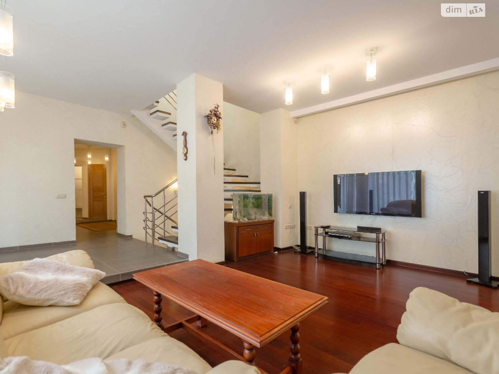 триповерховий будинок з балконом, 416 кв. м, цегла. Здається помісячно в Києві, в районі Саперне Поле фото 1 трипроверховий будинок з балконом, 416 кв. м, цегла. Здається помісячно в Києві, в районі Саперне Поле фото 1