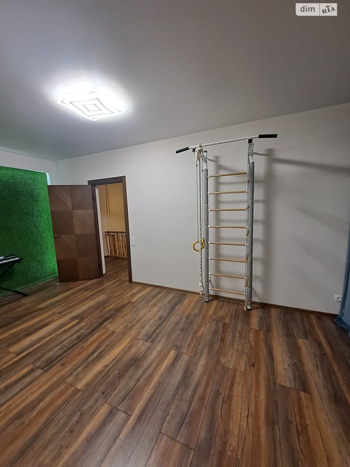 двухэтажный дом с балконом, 110 кв. м, кирпич. Сдается помесячно в Киеве, в районе Ширма фото 1 двухэтажный дом с балконом, 110 кв. м, кирпич. Сдается помесячно в Киеве, в районе Ширма фото 1