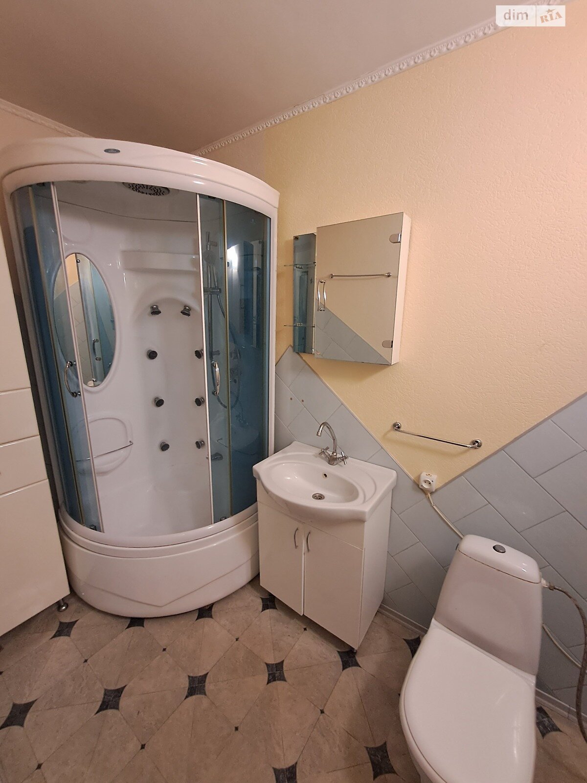 двухэтажный дом с балконом, 110 кв. м, кирпич. Сдается помесячно в Киеве, в районе Ширма фото 1 двухэтажный дом с балконом, 110 кв. м, кирпич. Сдается помесячно в Киеве, в районе Ширма фото 1