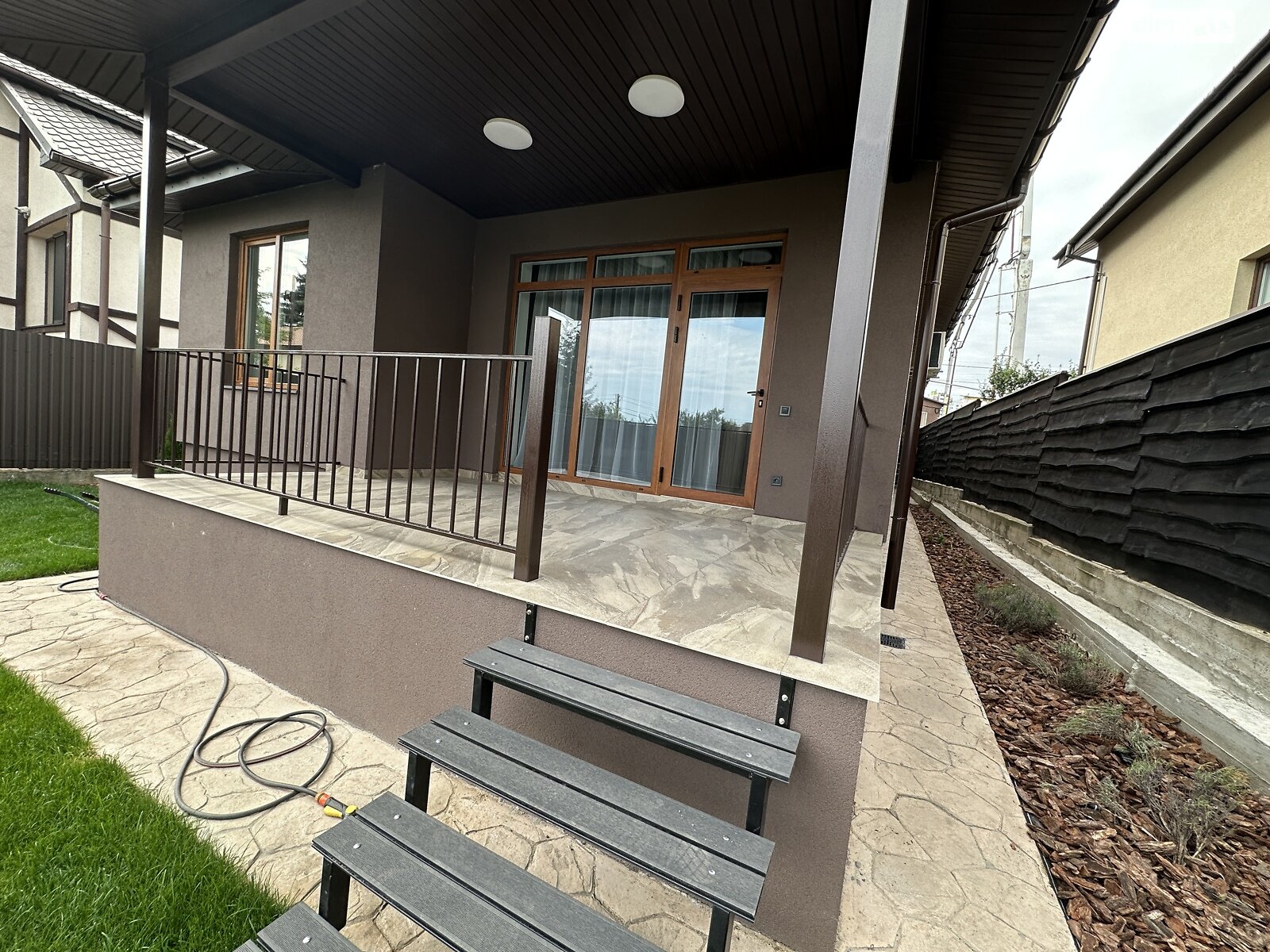 одноэтажный дом с верандой, 160 кв. м, кирпич силикатный. Сдается помесячно в Киеве, в районе Совки фото 1