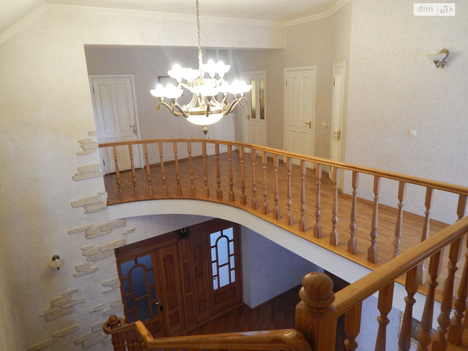 трехэтажный дом, 620 кв. м, кирпич. Сдается помесячно в Киеве, в районе Святошинский фото 1 трехэтажный дом, 620 кв. м, кирпич. Сдается помесячно в Киеве, в районе Святошинский фото 1