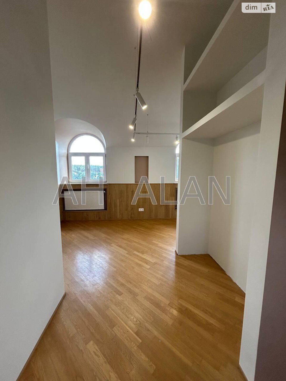 трипроверховий будинок з ремонтом, 753.5 кв. м, цегла. Здається помісячно в Києві, в районі Віта-Литовська фото 1