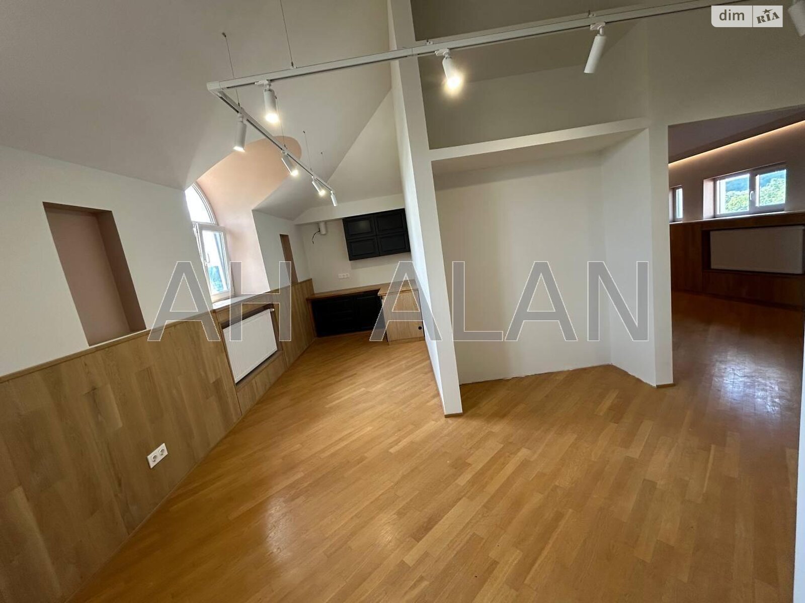 трипроверховий будинок з ремонтом, 753.5 кв. м, цегла. Здається помісячно в Києві, в районі Віта-Литовська фото 1