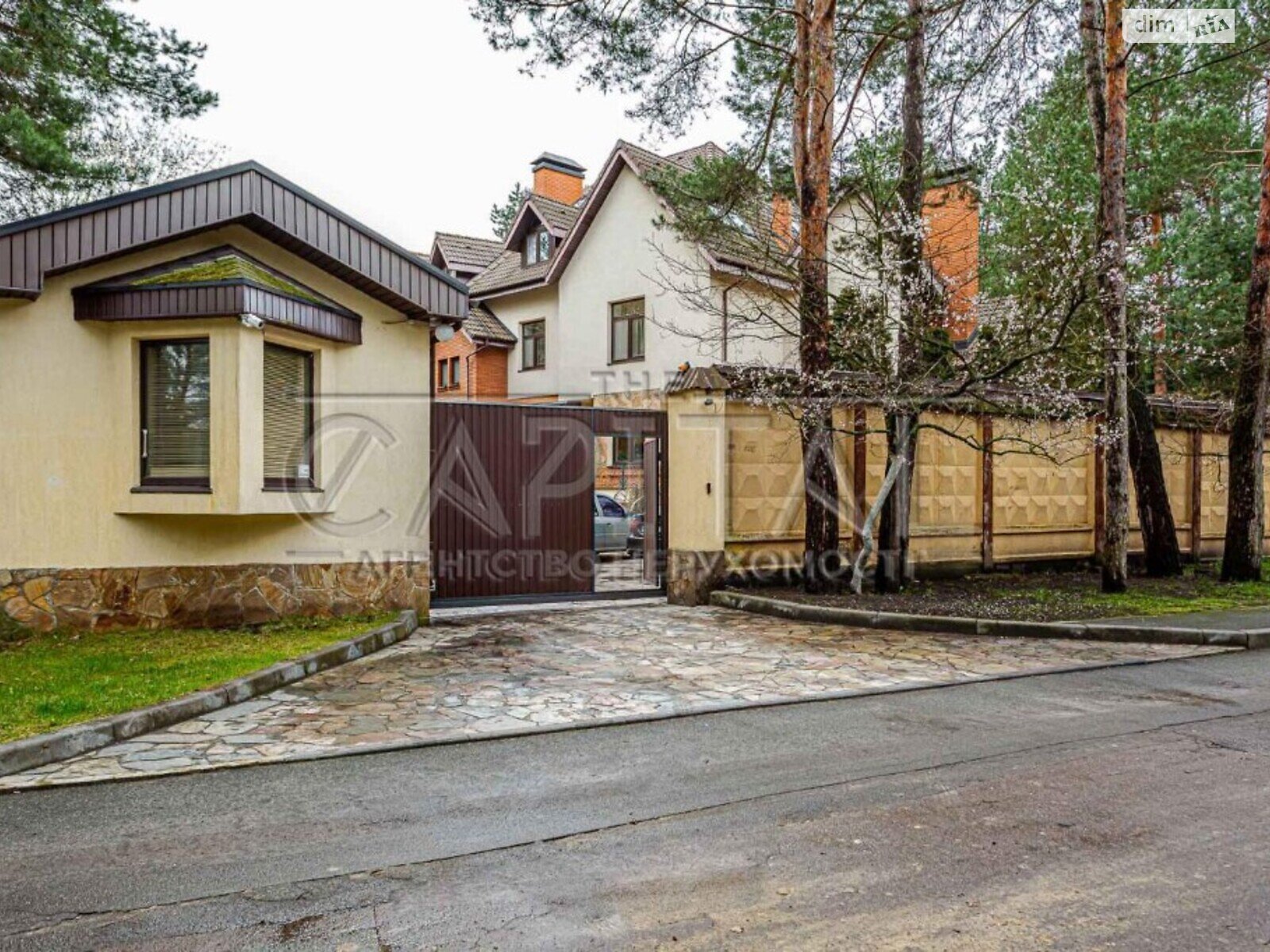 триповерховий будинок, 2300 кв. м, кирпич. Здається помісячно в Кирданах фото 1