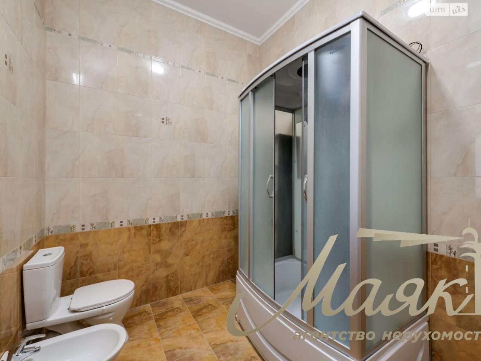 триповерховий будинок з верандою, 920 кв. м, кирпич. Здається помісячно в Козині фото 1 триповерховий будинок з верандою, 920 кв. м, кирпич. Здається помісячно в Козині фото 1