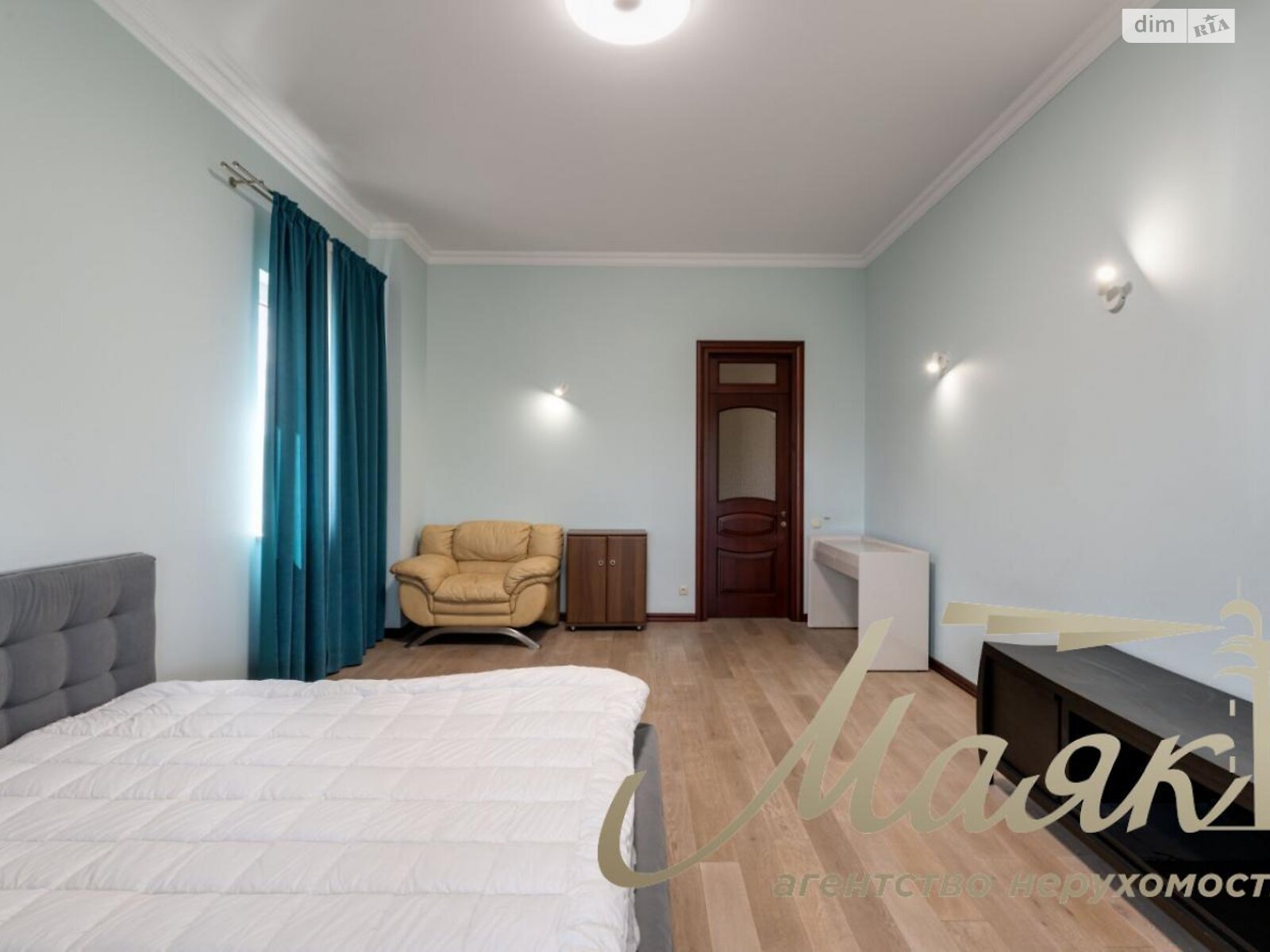 триповерховий будинок з верандою, 920 кв. м, кирпич. Здається помісячно в Козині фото 1 триповерховий будинок з верандою, 920 кв. м, кирпич. Здається помісячно в Козині фото 1