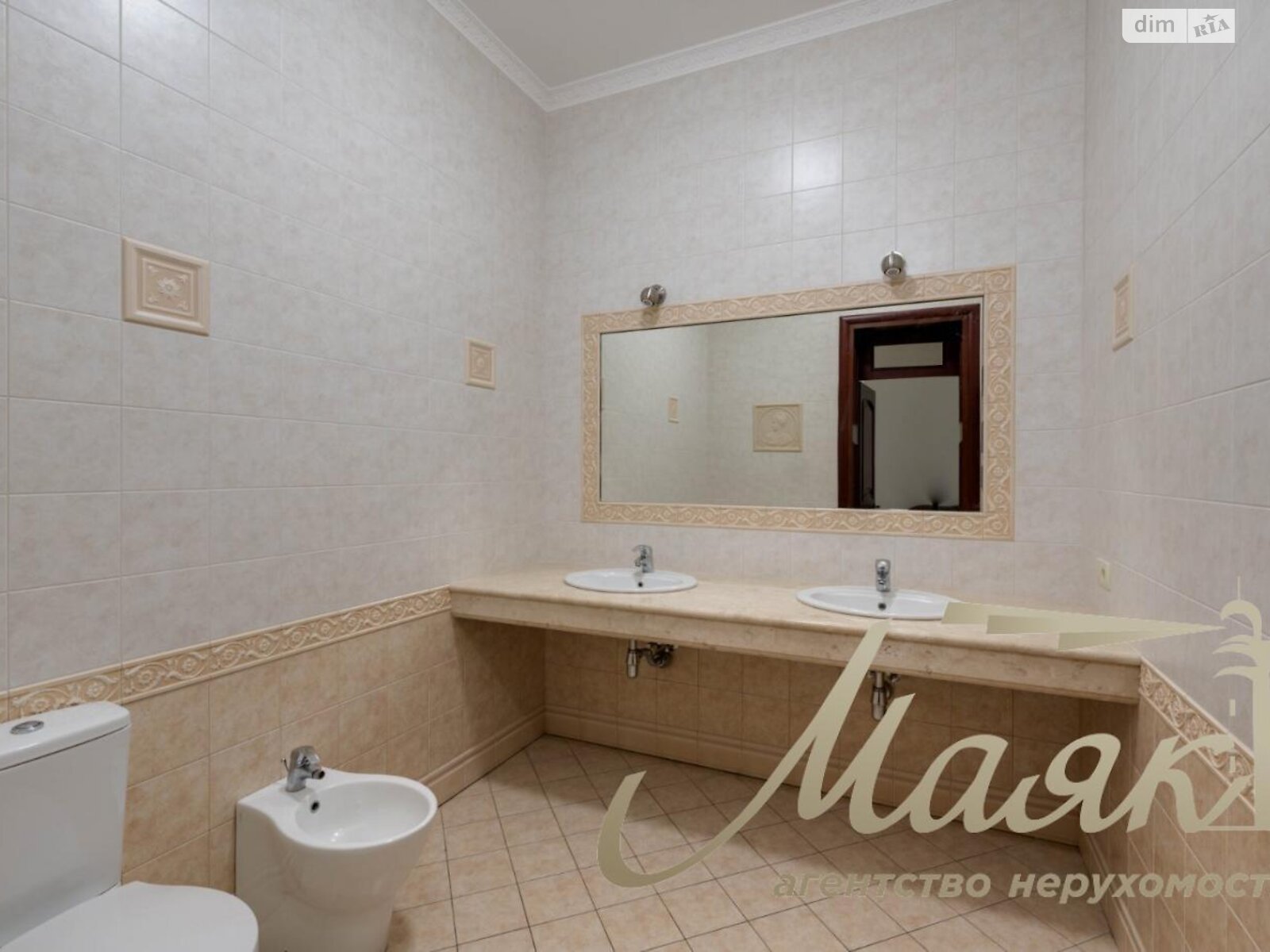 триповерховий будинок з верандою, 920 кв. м, кирпич. Здається помісячно в Козині фото 1 триповерховий будинок з верандою, 920 кв. м, кирпич. Здається помісячно в Козині фото 1