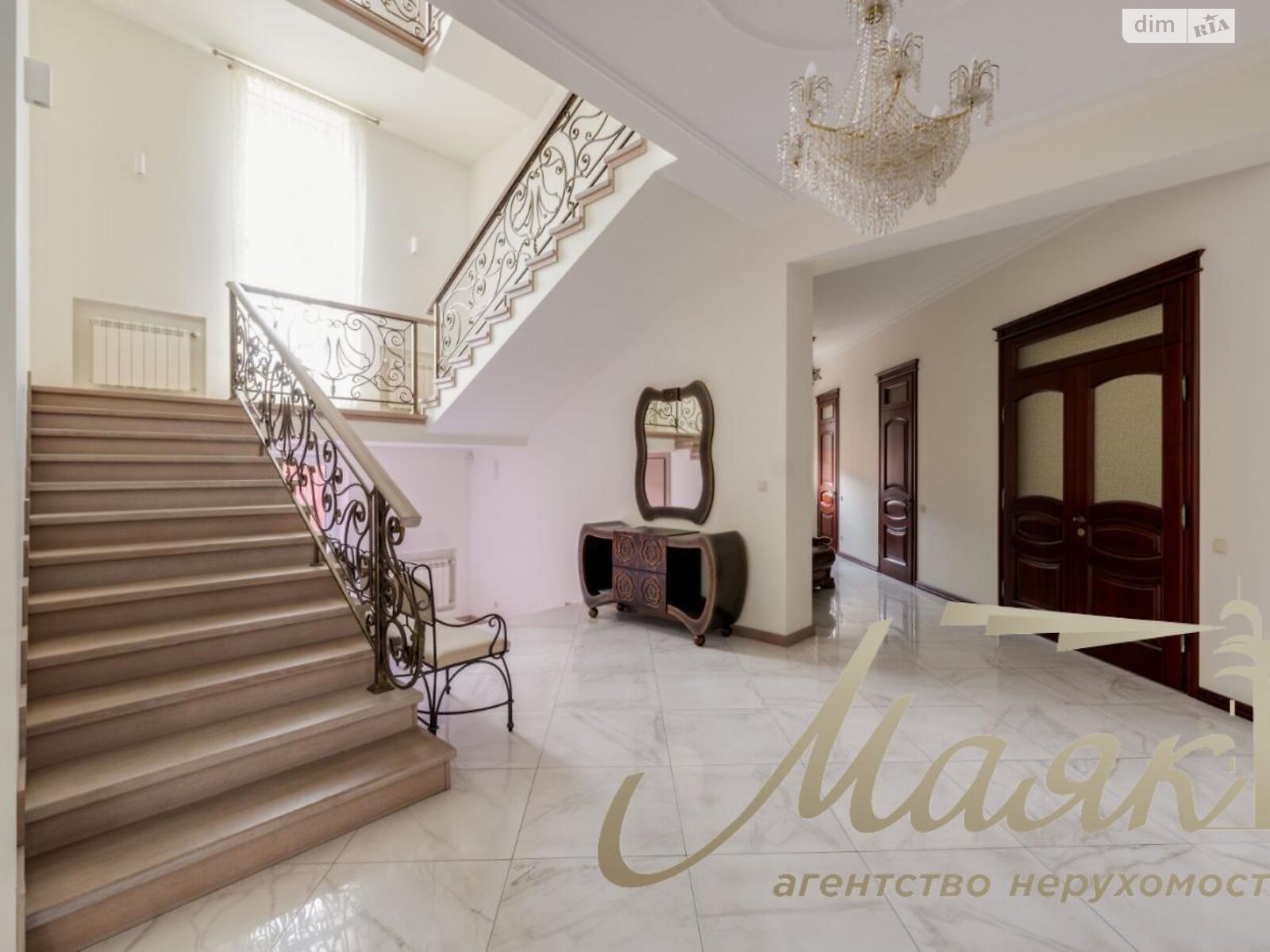 триповерховий будинок з верандою, 920 кв. м, кирпич. Здається помісячно в Козині фото 1 триповерховий будинок з верандою, 920 кв. м, кирпич. Здається помісячно в Козині фото 1