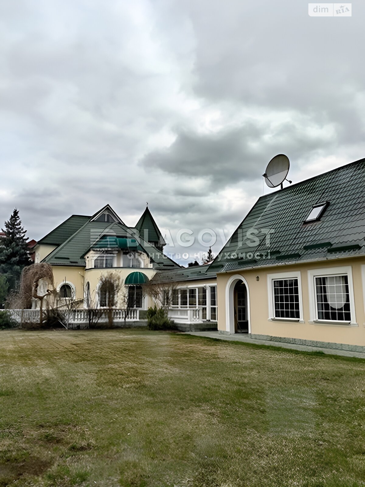 триповерховий будинок з гаражем, 500 кв. м, цегла. Здається помісячно в Козині фото 1 триповерховий будинок з гаражем, 500 кв. м, цегла. Здається помісячно в Козині фото 1