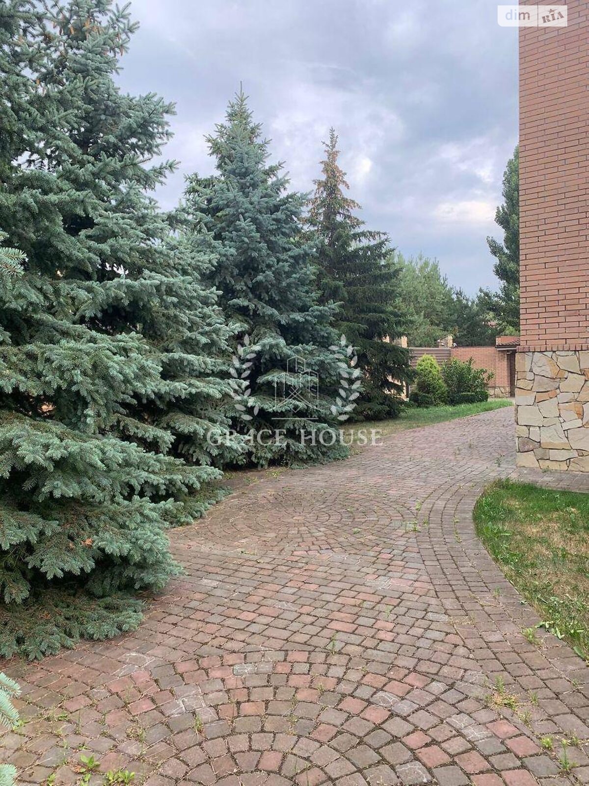 трехэтажный дом с верандой, 679 кв. м, кирпич. Сдается помесячно в Козине фото 1 трехэтажный дом с верандой, 679 кв. м, кирпич. Сдается помесячно в Козине фото 1