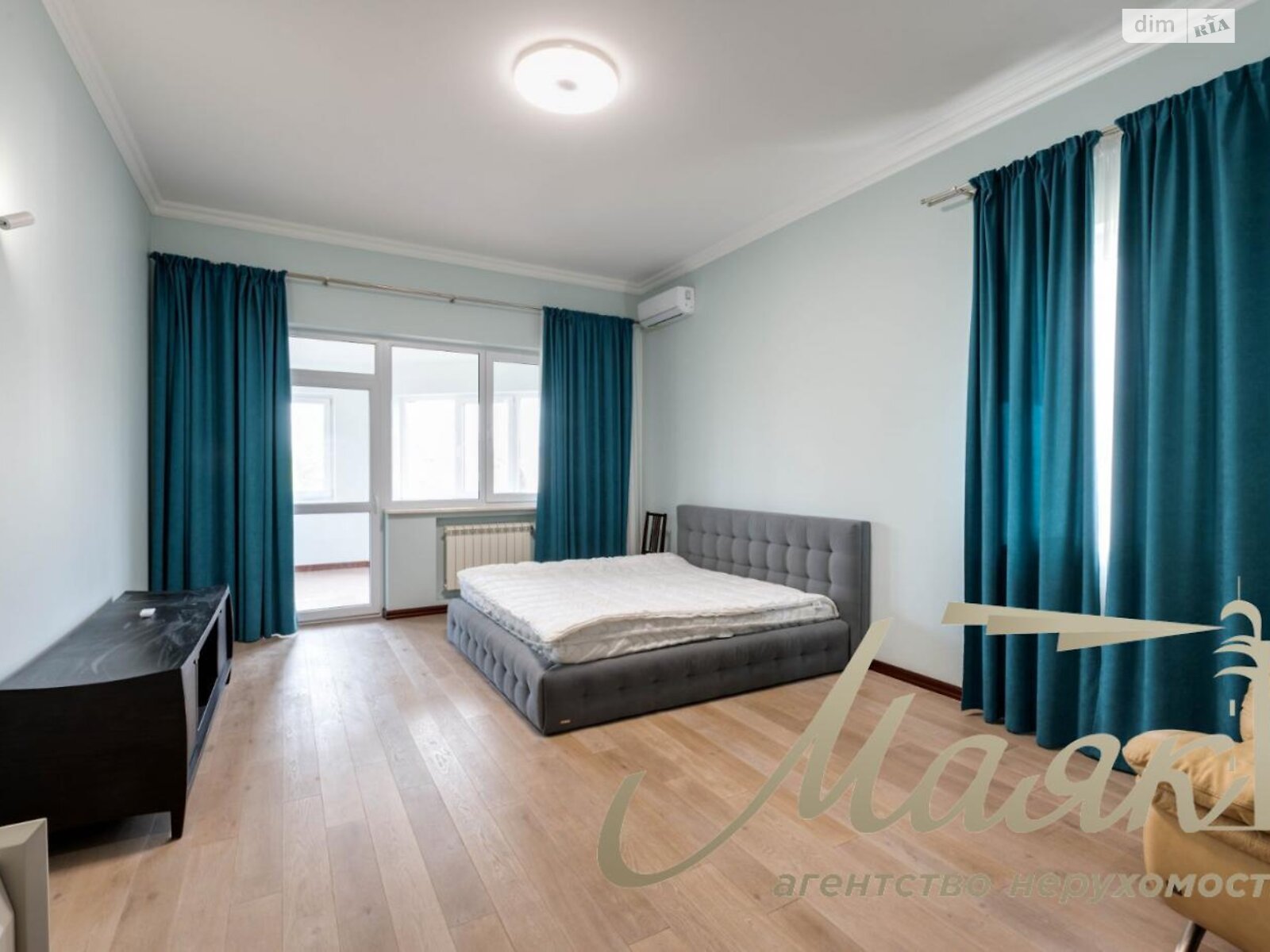 трехэтажный дом с балконом, 920 кв. м, кирпич. Сдается помесячно в Козине фото 1 трехэтажный дом с балконом, 920 кв. м, кирпич. Сдается помесячно в Козине фото 1