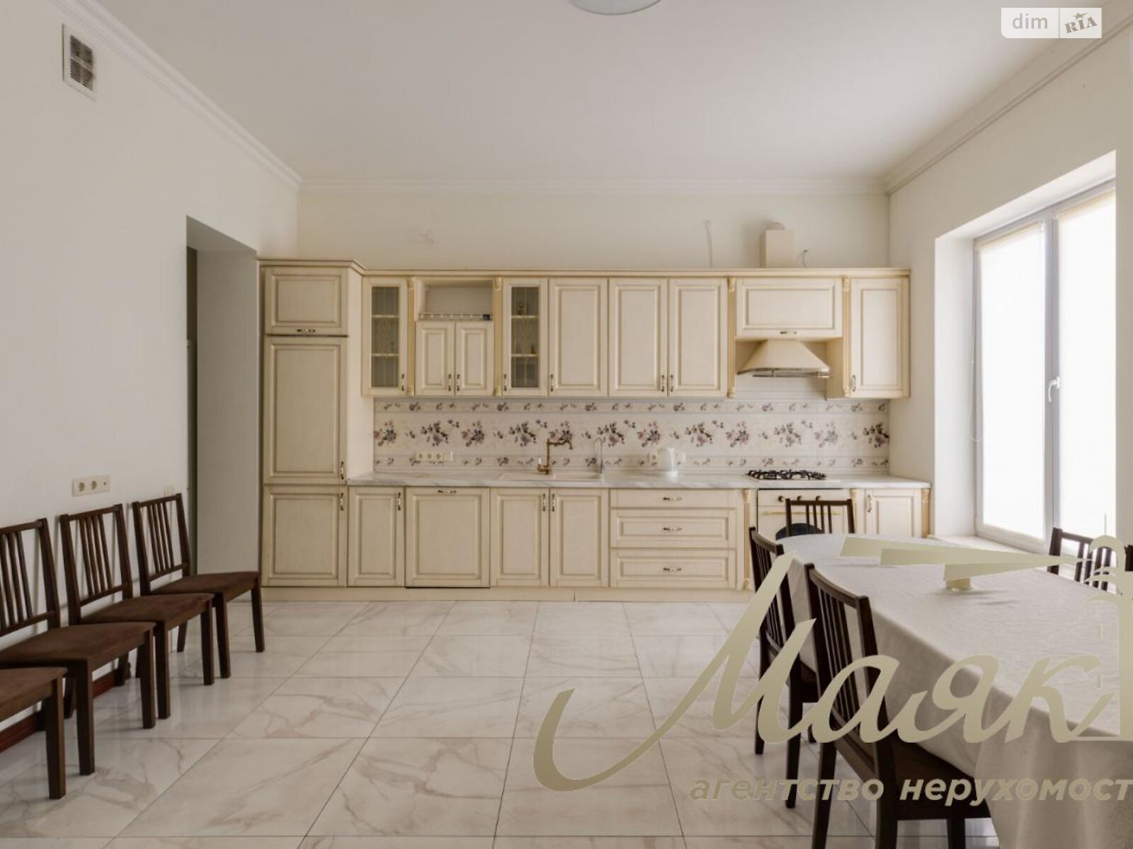 трехэтажный дом с балконом, 920 кв. м, кирпич. Сдается помесячно в Козине фото 1 трехэтажный дом с балконом, 920 кв. м, кирпич. Сдается помесячно в Козине фото 1