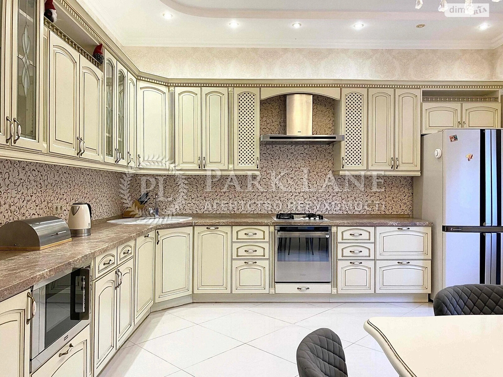 трехэтажный дом с гаражом, 319.6 кв. м, кирпич. Сдается помесячно в Козине фото 1