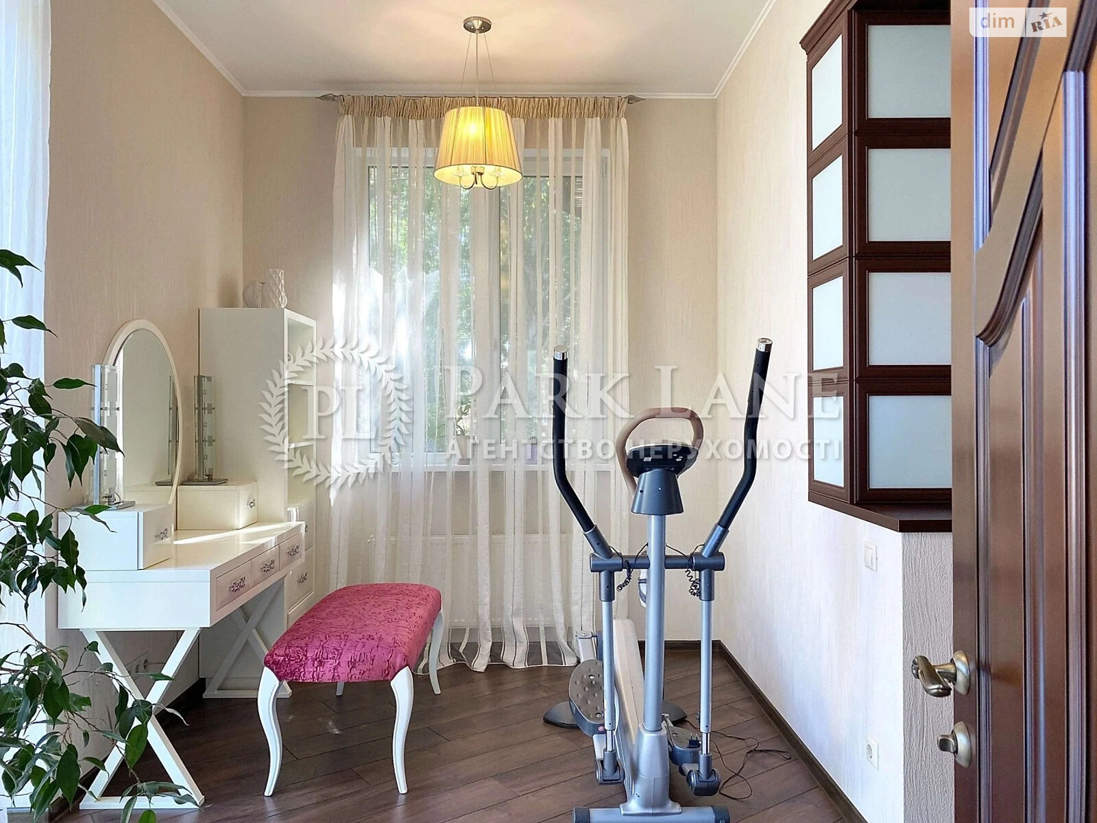 трехэтажный дом с гаражом, 319.6 кв. м, кирпич. Сдается помесячно в Козине фото 1