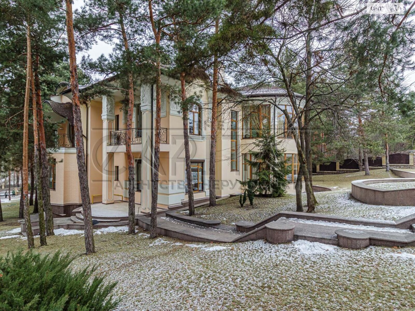 триповерховий будинок з меблями, 800 кв. м, кирпич. Здається помісячно в Козині фото 1 триповерховий будинок з меблями, 800 кв. м, кирпич. Здається помісячно в Козині фото 1
