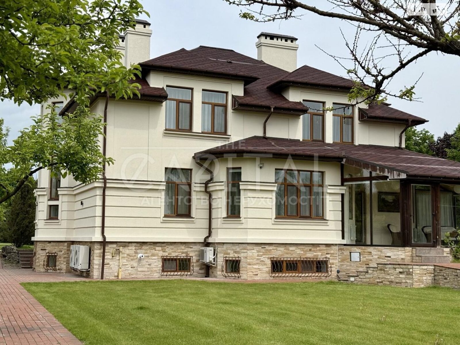 триповерховий будинок з верандою, 430 кв. м, цегла. Здається помісячно в Козині фото 1 триповерховий будинок з верандою, 430 кв. м, цегла. Здається помісячно в Козині фото 1