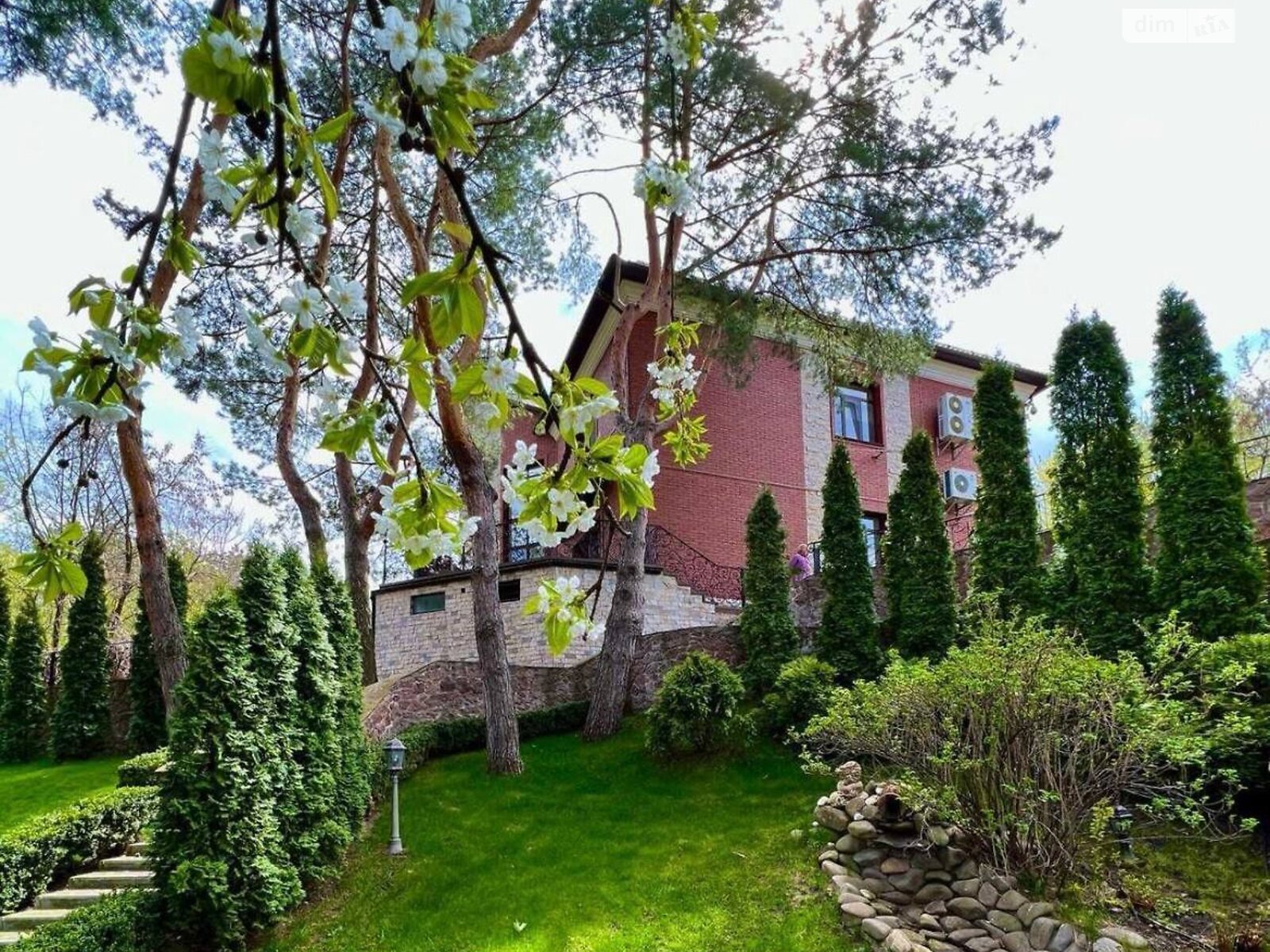триповерховий будинок з гаражем, 500 кв. м, цегла. Здається помісячно в Лісниках фото 1 триповерховий будинок з гаражем, 500 кв. м, цегла. Здається помісячно в Лісниках фото 1