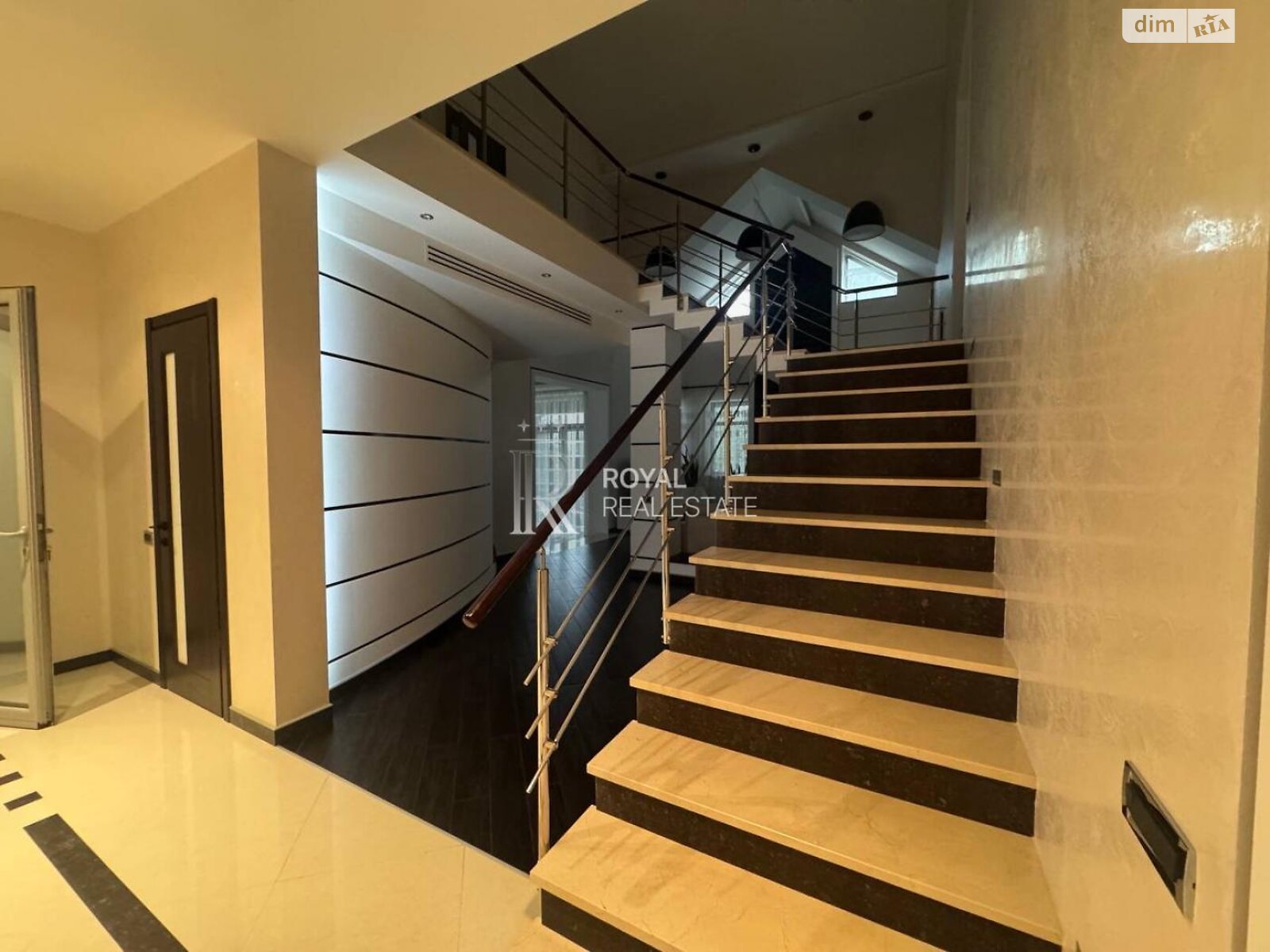 трехэтажный дом с верандой, 725 кв. м, кирпич. Сдается помесячно в Лесниках фото 1