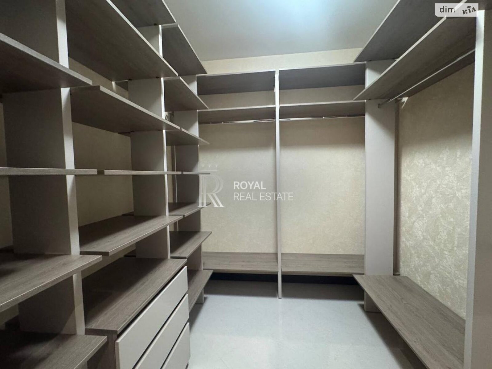 трехэтажный дом с верандой, 725 кв. м, кирпич. Сдается помесячно в Лесниках фото 1