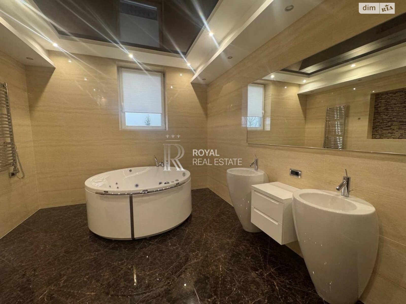 трехэтажный дом с верандой, 725 кв. м, кирпич. Сдается помесячно в Лесниках фото 1