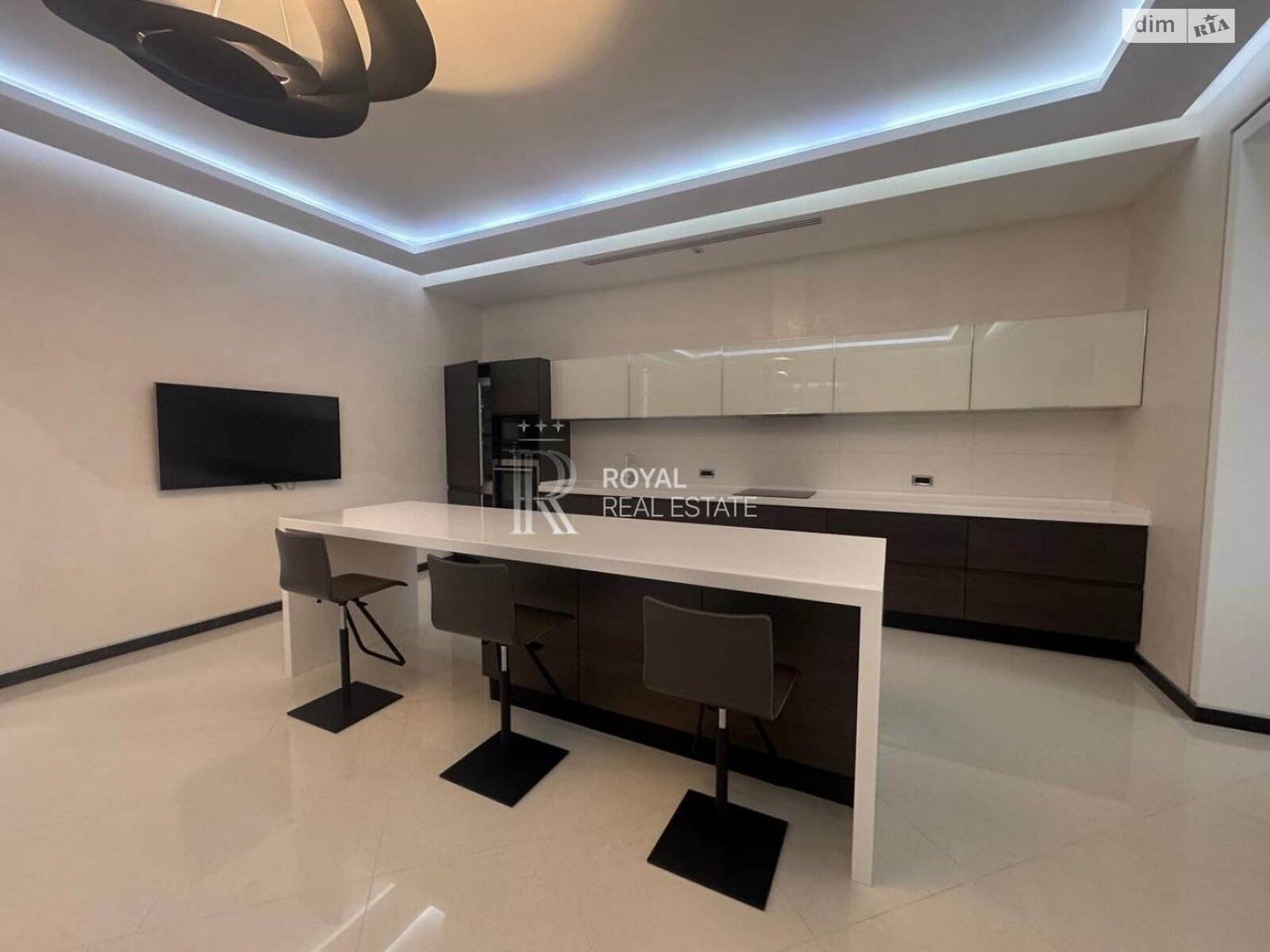 трехэтажный дом с верандой, 725 кв. м, кирпич. Сдается помесячно в Лесниках фото 1