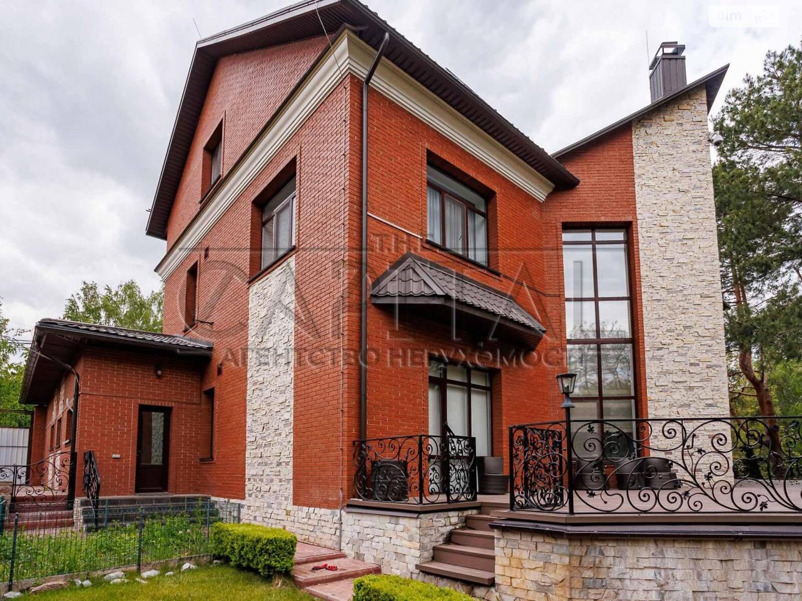 триповерховий будинок з гаражем, 500 кв. м, цегла. Здається помісячно в Лісниках фото 1 триповерховий будинок з гаражем, 500 кв. м, цегла. Здається помісячно в Лісниках фото 1