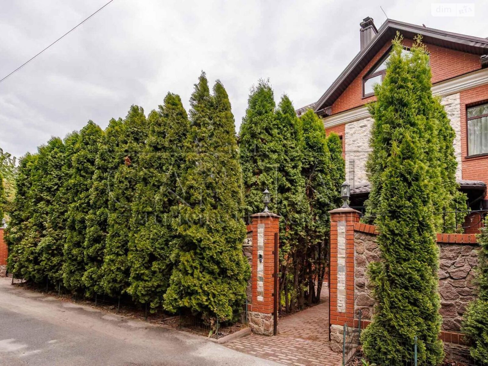 триповерховий будинок з гаражем, 500 кв. м, цегла. Здається помісячно в Лісниках фото 1 триповерховий будинок з гаражем, 500 кв. м, цегла. Здається помісячно в Лісниках фото 1