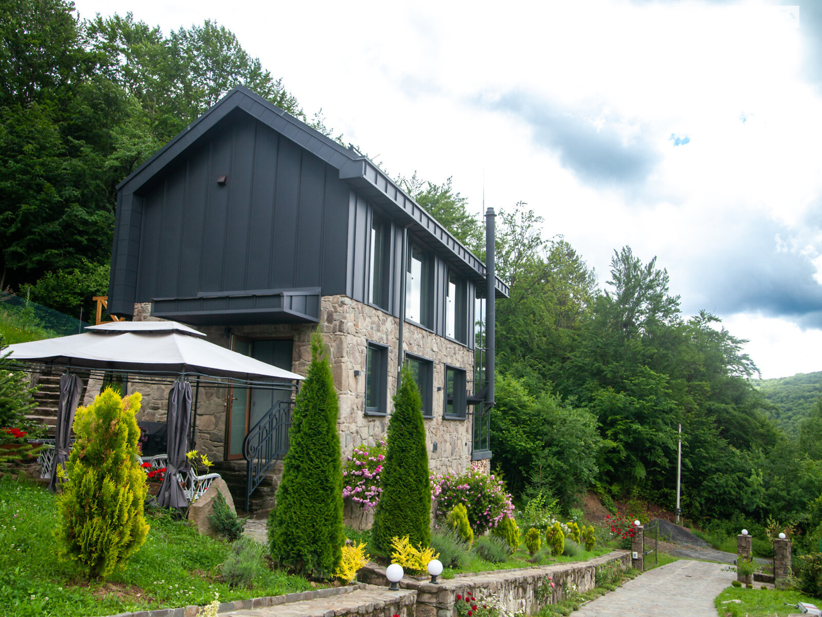 двухэтажный дом беседка, 80 кв. м, кирпич. Сдается помесячно в Лумшорах фото 1