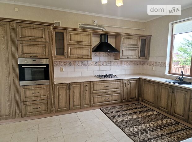 двухэтажный дом с камином, 220 кв. м, кирпич. Сдается помесячно в село Липины, Волынская обл. фото 1 двухэтажный дом с камином, 220 кв. м, кирпич. Сдается помесячно в село Липины, Волынская обл. фото 1
