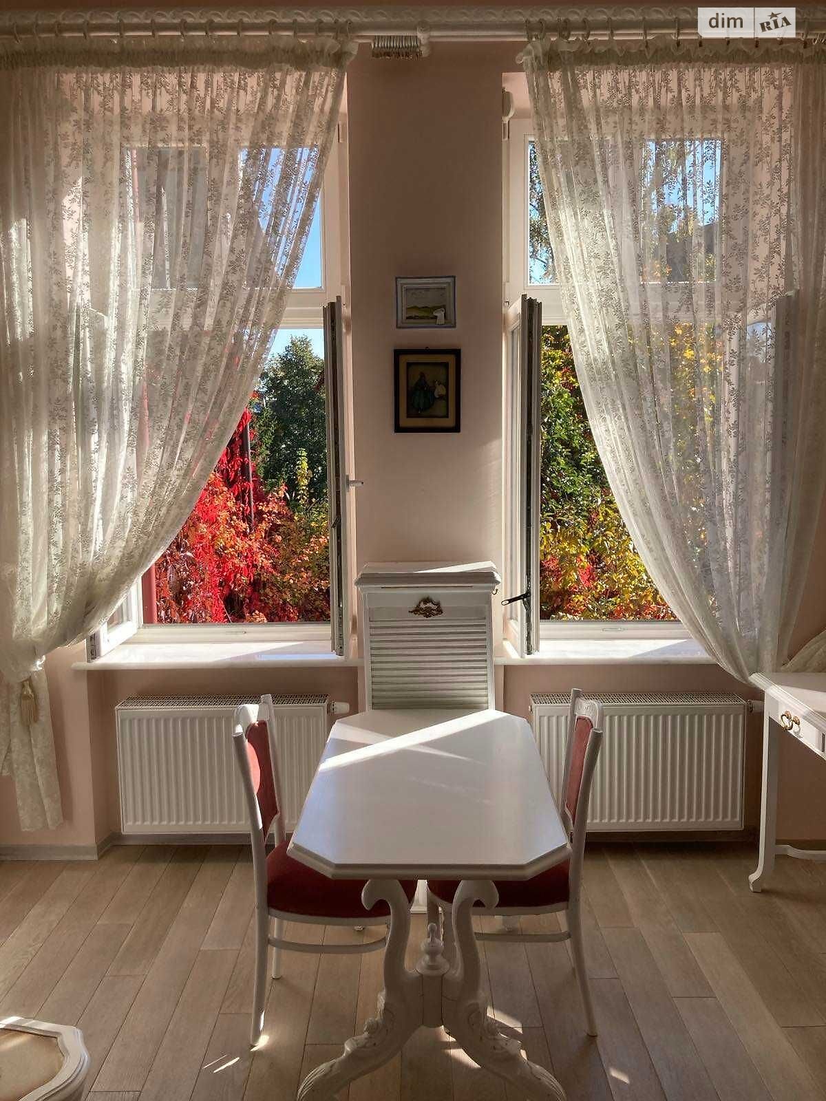 трехэтажный дом, 255 кв. м, кирпич. Сдается помесячно в Львове, в районе Лычаковский фото 1 трехэтажный дом, 255 кв. м, кирпич. Сдается помесячно в Львове, в районе Лычаковский фото 1