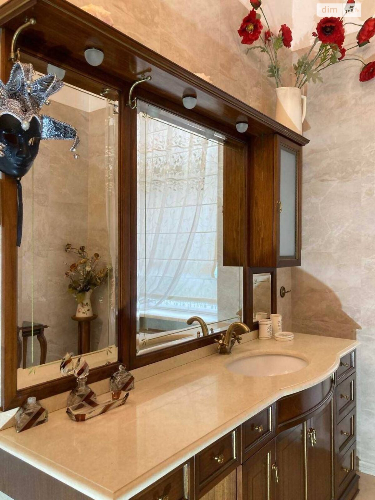 трехэтажный дом, 255 кв. м, кирпич. Сдается помесячно в Львове, в районе Лычаковский фото 1 трехэтажный дом, 255 кв. м, кирпич. Сдается помесячно в Львове, в районе Лычаковский фото 1