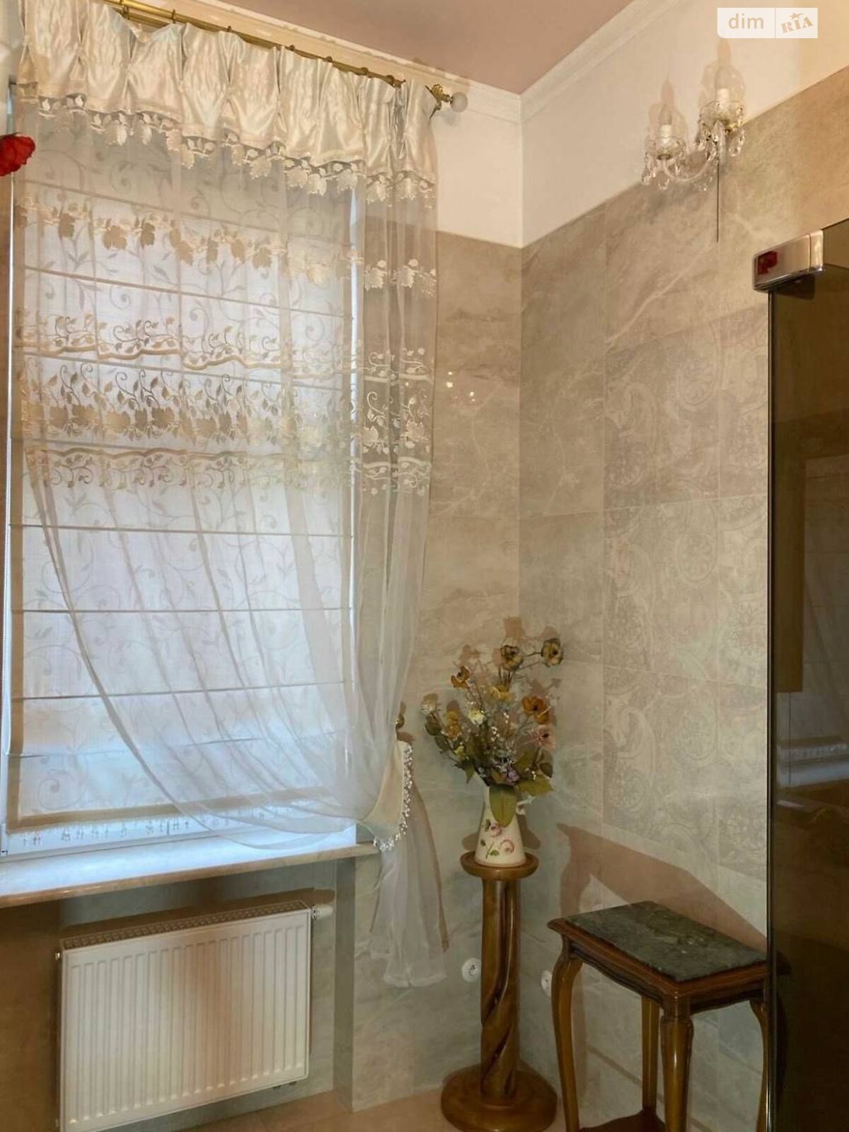 трехэтажный дом, 255 кв. м, кирпич. Сдается помесячно в Львове, в районе Лычаковский фото 1 трехэтажный дом, 255 кв. м, кирпич. Сдается помесячно в Львове, в районе Лычаковский фото 1