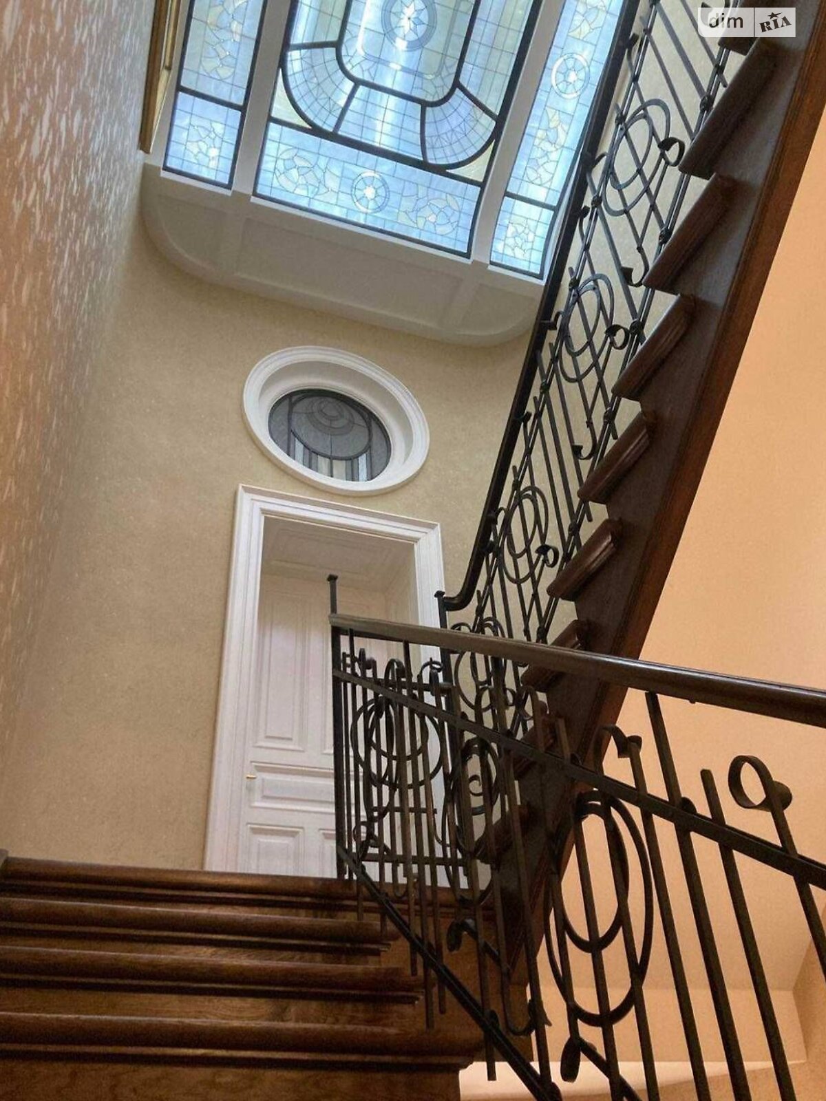 трехэтажный дом, 255 кв. м, кирпич. Сдается помесячно в Львове, в районе Лычаковский фото 1 трехэтажный дом, 255 кв. м, кирпич. Сдается помесячно в Львове, в районе Лычаковский фото 1