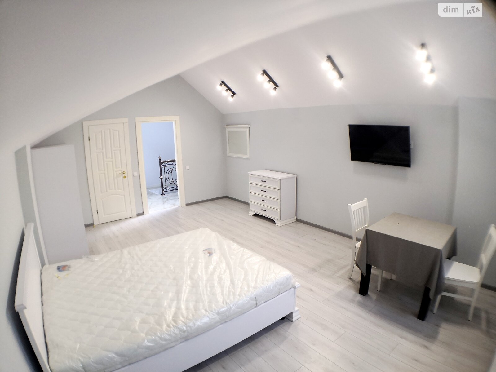 двухэтажный дом, 102 кв. м, кирпич. Сдается помесячно в Львове, в районе Привокзальная фото 1