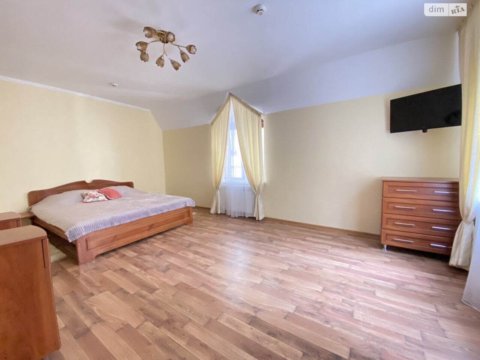 трехэтажный дом, 98.8 кв. м, кирпич. Сдается помесячно в Львове, в районе Центр фото 1 трехэтажный дом, 98.8 кв. м, кирпич. Сдается помесячно в Львове, в районе Центр фото 1