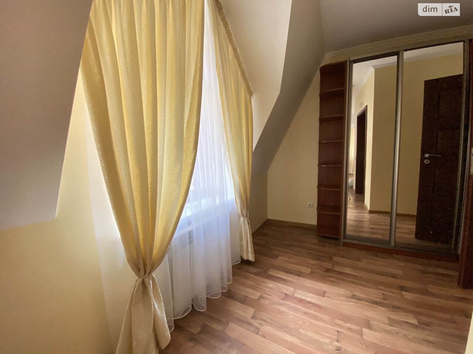 трехэтажный дом, 98.8 кв. м, кирпич. Сдается помесячно в Львове, в районе Центр фото 1 трехэтажный дом, 98.8 кв. м, кирпич. Сдается помесячно в Львове, в районе Центр фото 1