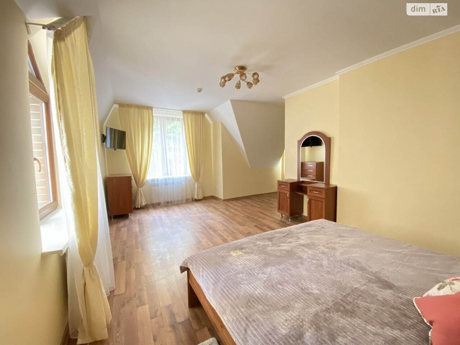 трехэтажный дом, 98.8 кв. м, кирпич. Сдается помесячно в Львове, в районе Центр фото 1 трехэтажный дом, 98.8 кв. м, кирпич. Сдается помесячно в Львове, в районе Центр фото 1