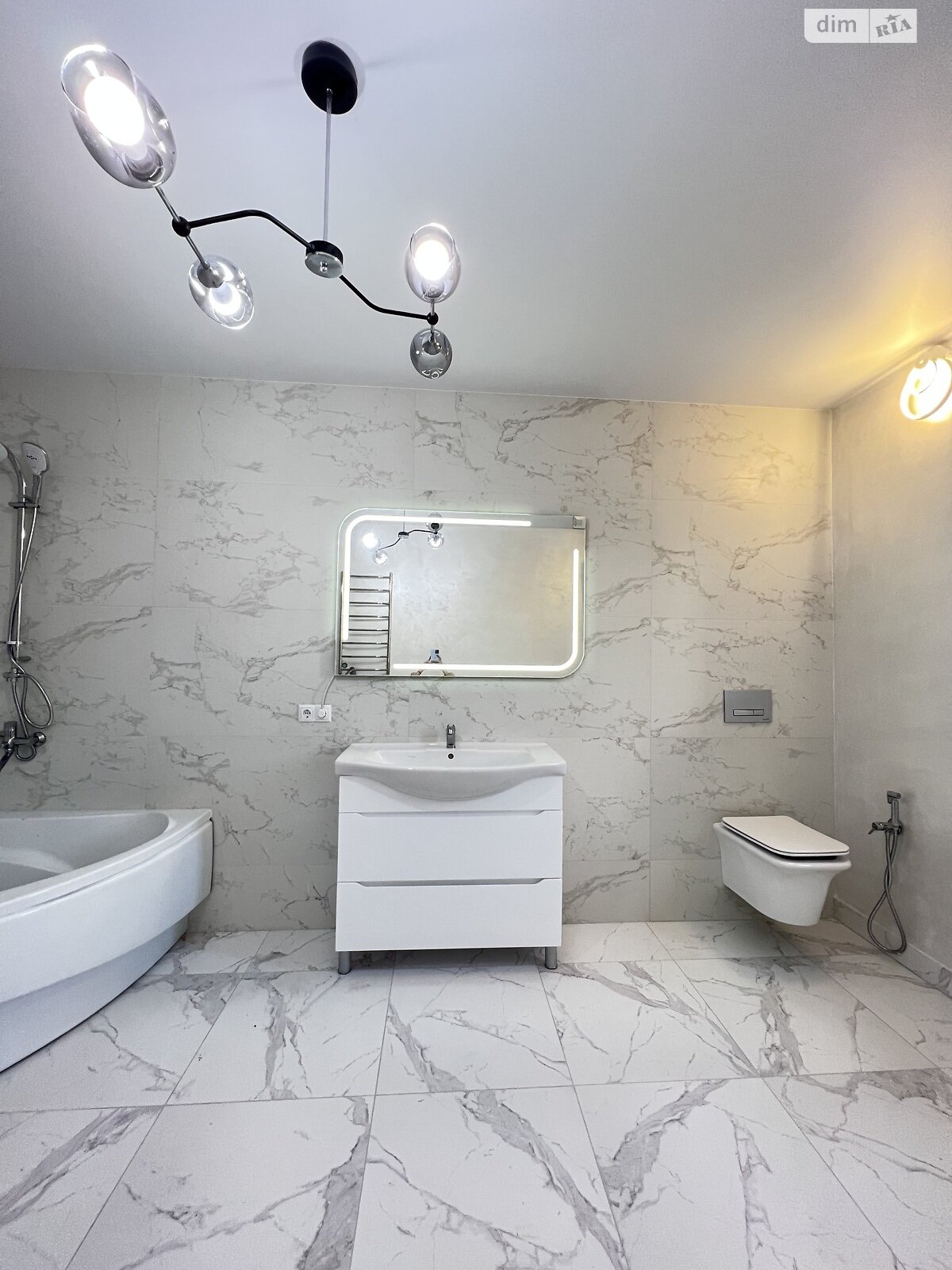 двухэтажный дом с гаражом, 220 кв. м, газобетон. Сдается помесячно в Лысогоре фото 1