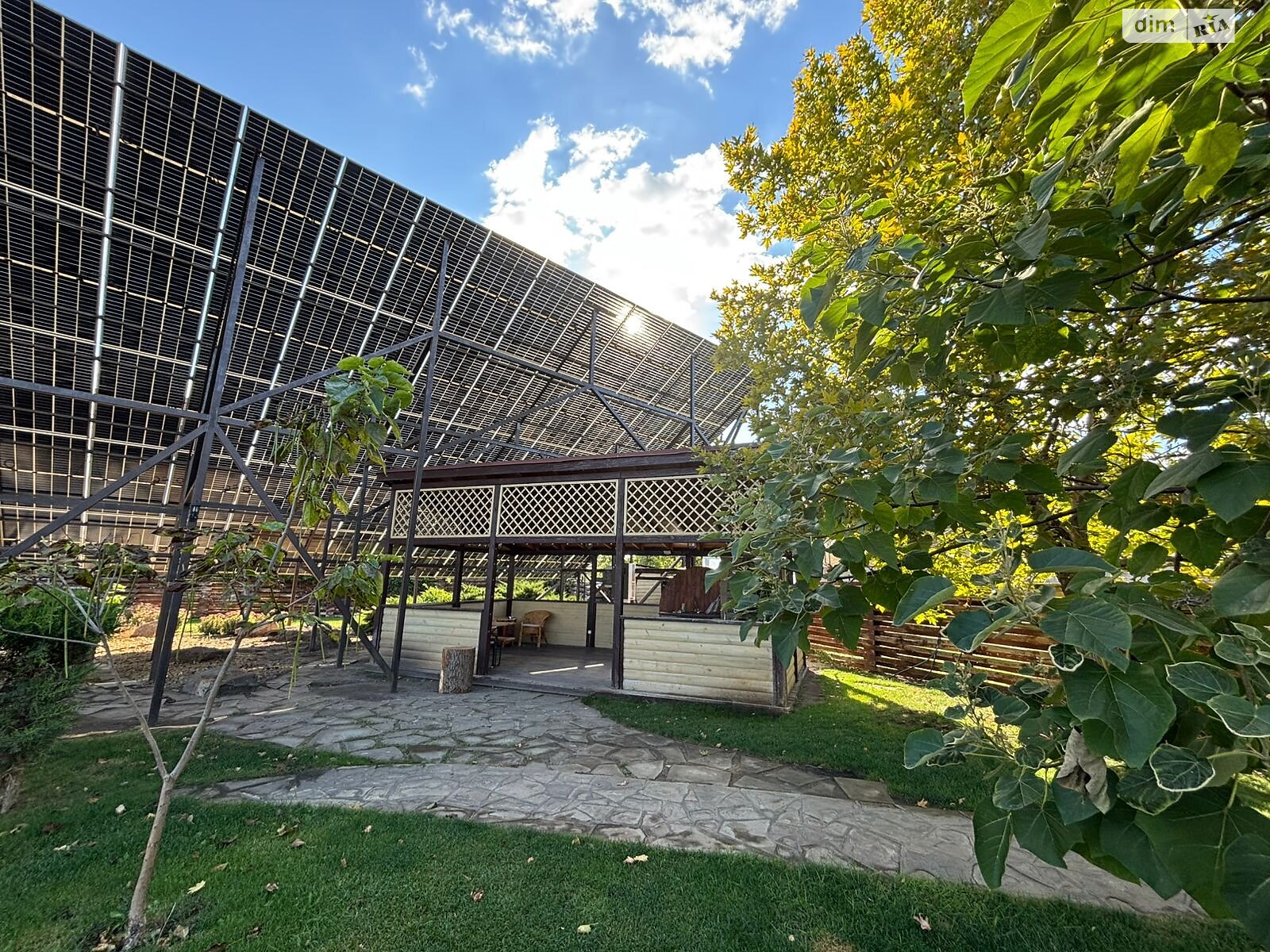 двухэтажный дом беседка, 229 кв. м, дерево и кирпич. Сдается помесячно в Новоселовке фото 1 двухэтажный дом беседка, 229 кв. м, дерево и кирпич. Сдается помесячно в Новоселовке фото 1