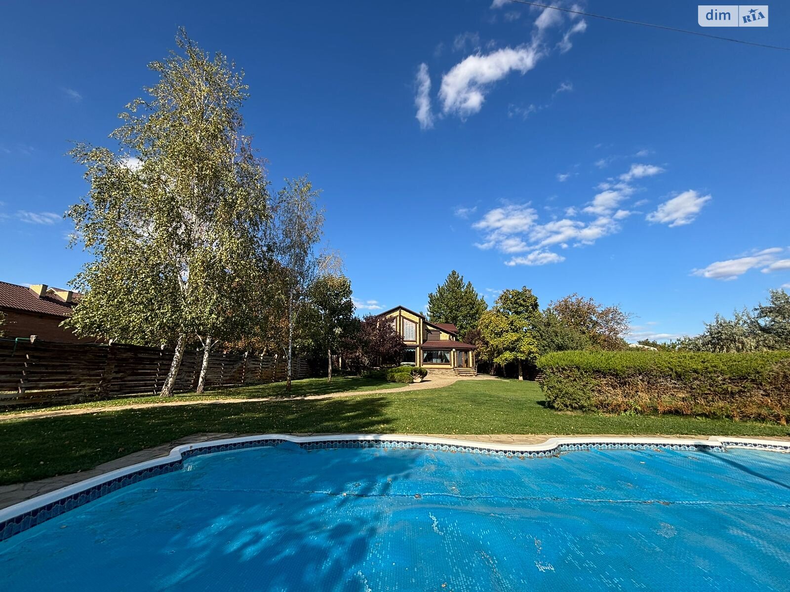 двухэтажный дом беседка, 229 кв. м, дерево и кирпич. Сдается помесячно в Новоселовке фото 1 двухэтажный дом беседка, 229 кв. м, дерево и кирпич. Сдается помесячно в Новоселовке фото 1