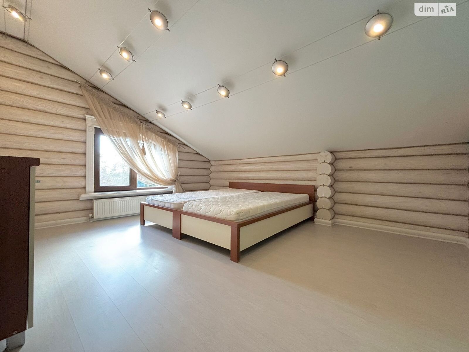 двухэтажный дом беседка, 229 кв. м, дерево и кирпич. Сдается помесячно в Новоселовке фото 1 двухэтажный дом беседка, 229 кв. м, дерево и кирпич. Сдается помесячно в Новоселовке фото 1