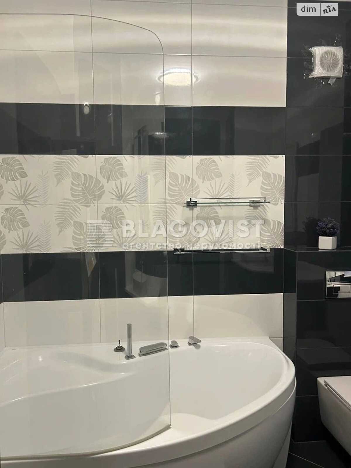 двухэтажный дом, 250 кв. м, кирпич. Сдается помесячно в Новых Петровцах фото 1 двухэтажный дом, 250 кв. м, кирпич. Сдается помесячно в Новых Петровцах фото 1