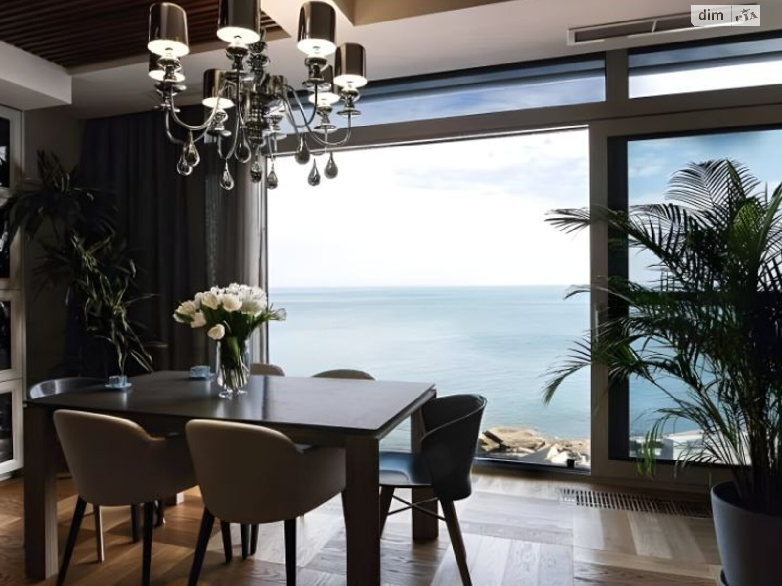 чотириповерховий будинок з гаражем, 520 кв. м, цегла. Здається помісячно в Одесі, в районі Аркадія фото 1 чотирипроверховий будинок з гаражем, 520 кв. м, цегла. Здається помісячно в Одесі, в районі Аркадія фото 1