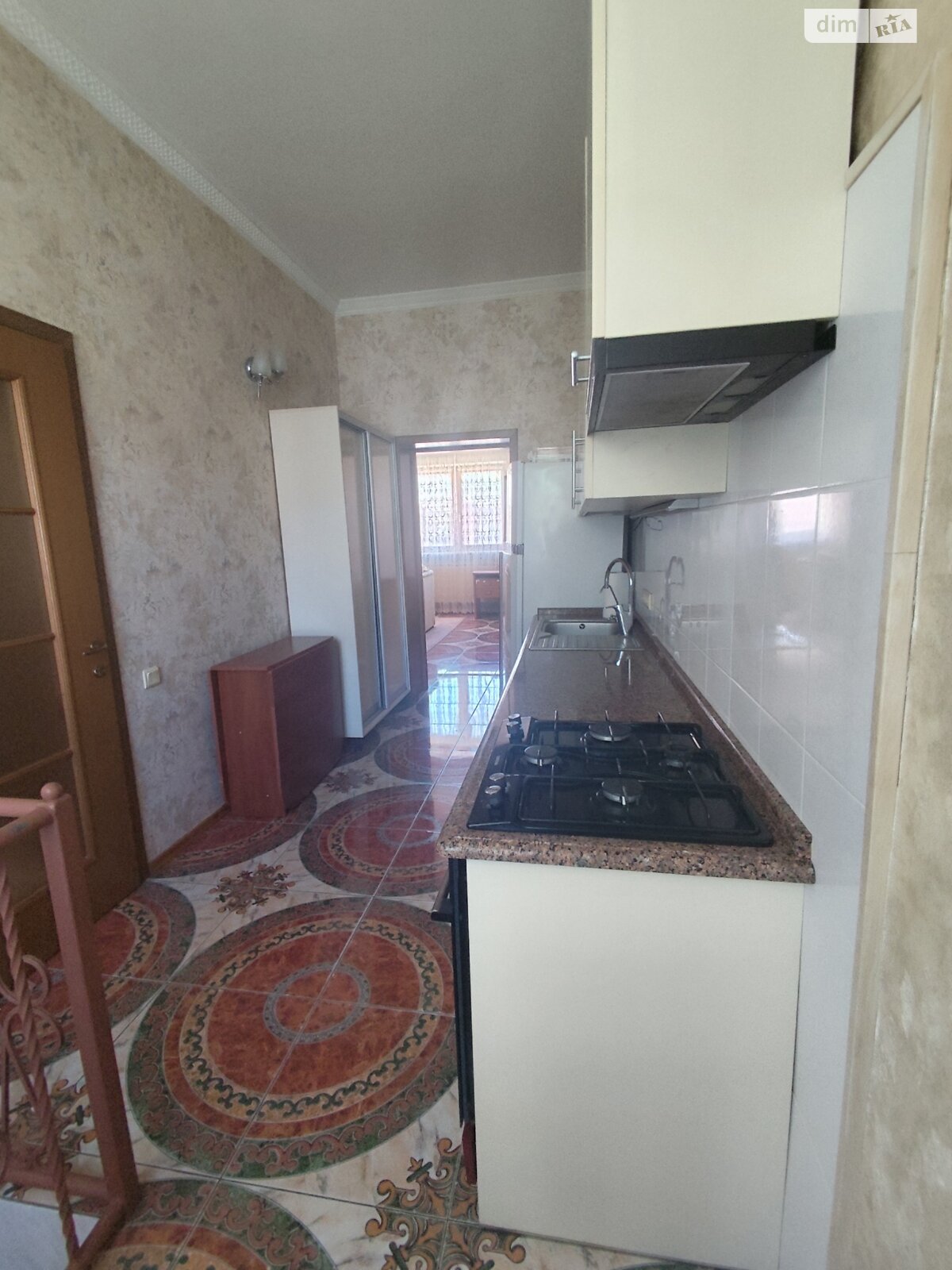 трехэтажный дом с верандой, 350 кв. м, кирпич. Сдается помесячно в Одессе, в районе Пересыпский фото 1 трехэтажный дом с верандой, 350 кв. м, кирпич. Сдается помесячно в Одессе, в районе Пересыпский фото 1