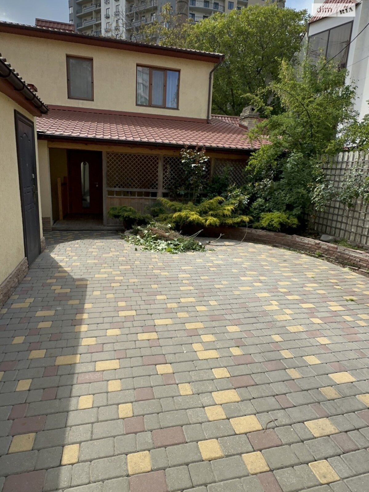 двухэтажный дом с верандой, 150 кв. м, кирпич. Сдается помесячно в Одессе, в районе Приморский фото 1 двухэтажный дом с верандой, 150 кв. м, кирпич. Сдается помесячно в Одессе, в районе Приморский фото 1